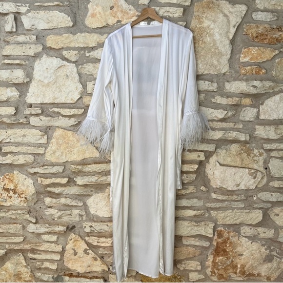 Bridal Robe Long White Feather (The Robe UA Mia) - Picture 3 of 11